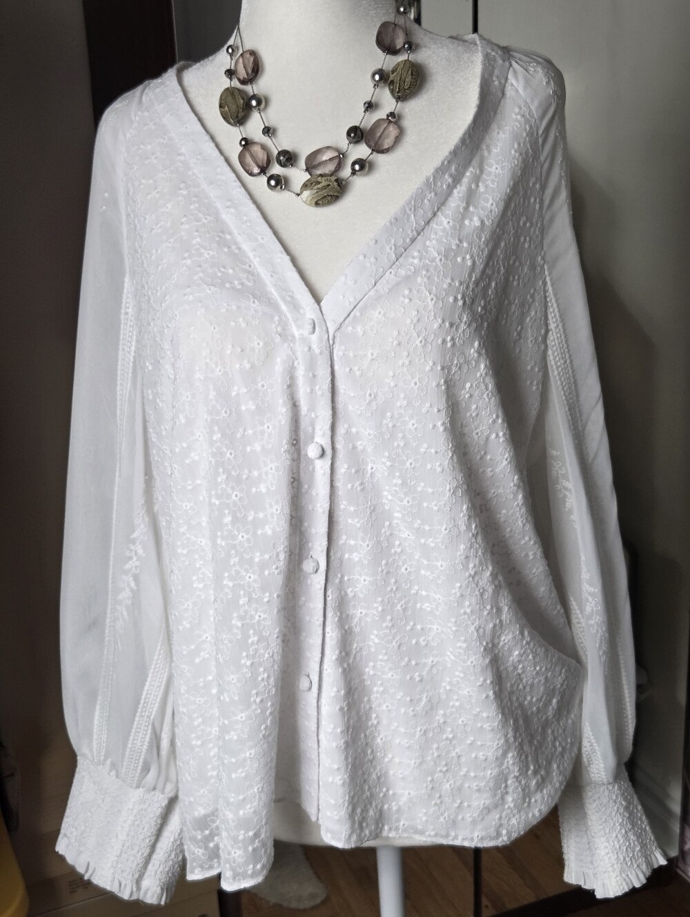 NEW Alice + Olivia White Embroidered V-Neck Long Sleeve Blouse Top